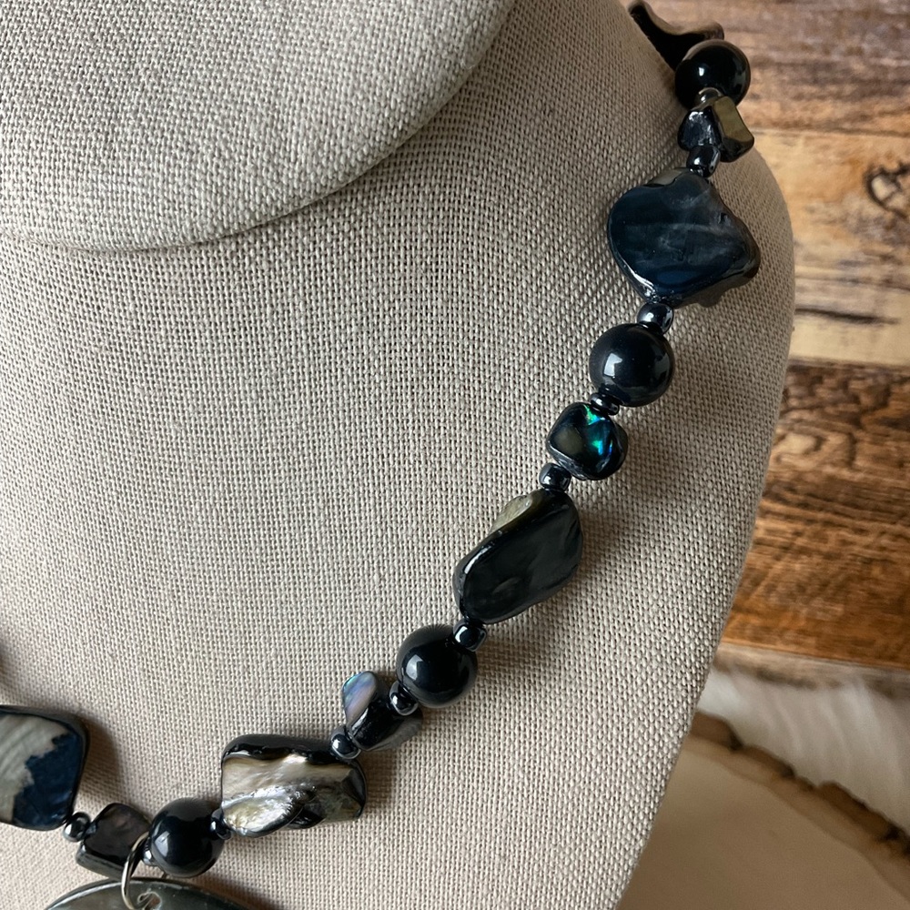 Obsidian Shelled Necklace - Picture 4 of 5